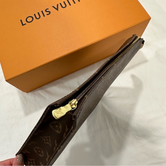 New Louis Vuitton 2024 Toiletry 26 pouch Toilet Pouch M47195 - Picture 7 of 7